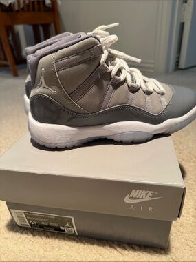 Jordan Kids' Retro High Top Sneakers - Gray & White
